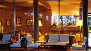 A bar area with seating and a brick wall. - Hotel Mediterraneo (Jesolo)