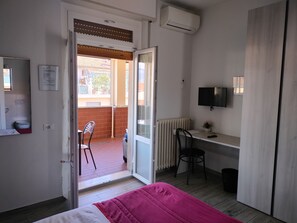 双人房, 城市景观 | 防过敏的被褥、记忆海绵床垫、特色家居、办公桌