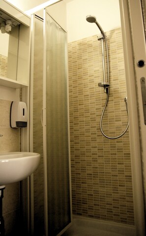 Bathroom shower - Il Grillo di Firenze (Florence)