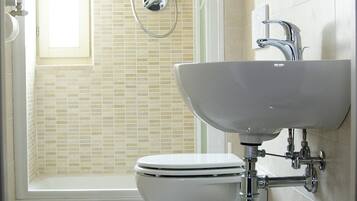 Triple Room, City View | Bathroom