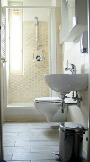 Triple Room, City View | Bathroom | Shower, rainfall showerhead, free toiletries, hair dryer - Il Grillo di Firenze (Florence)