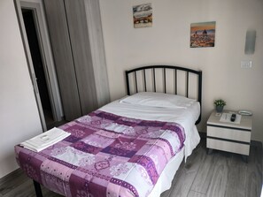 Economy Double Room | Bathroom | Shower, rainfall showerhead, free toiletries, hair dryer - Il Grillo di Firenze (Florence)