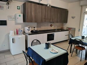 Refrigerador, placa de cocina, utensilios de cocina