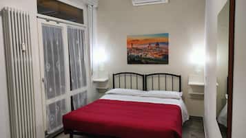 Tweepersoonskamer, uitzicht op stad | Hypoallergeen beddengoed, bedden met traagschuimmatras