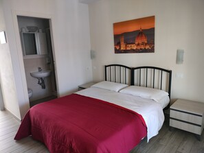 Dobbeltrom, byutsikt | Allergitestet sengetøy, memory foam-senger og individuelt innredet