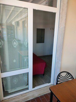 Kahden hengen huone, kaupunkinäköala | Allergiatestatut vuodevaatteet, memory foam -patjalliset sängyt