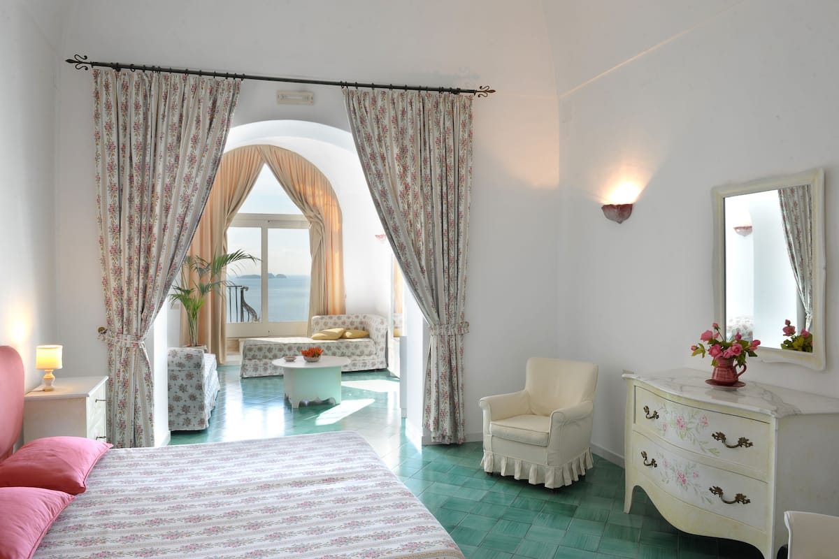 Suite, Terrace | Minibar, in-room safe, desk, blackout drapes