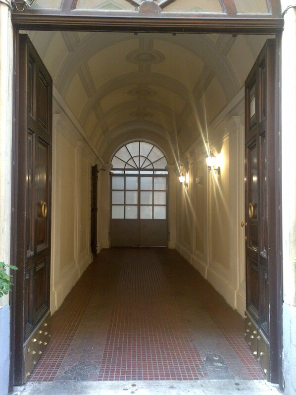 Property entrance - Hotel Lazzari (Rome)