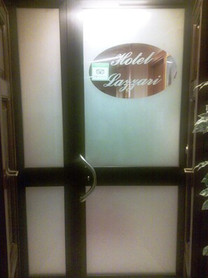 숙박 시설 입구