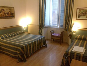 Triple Room | In-room safe, desk, soundproofing, free WiFi - Hotel Lazzari (Rome)