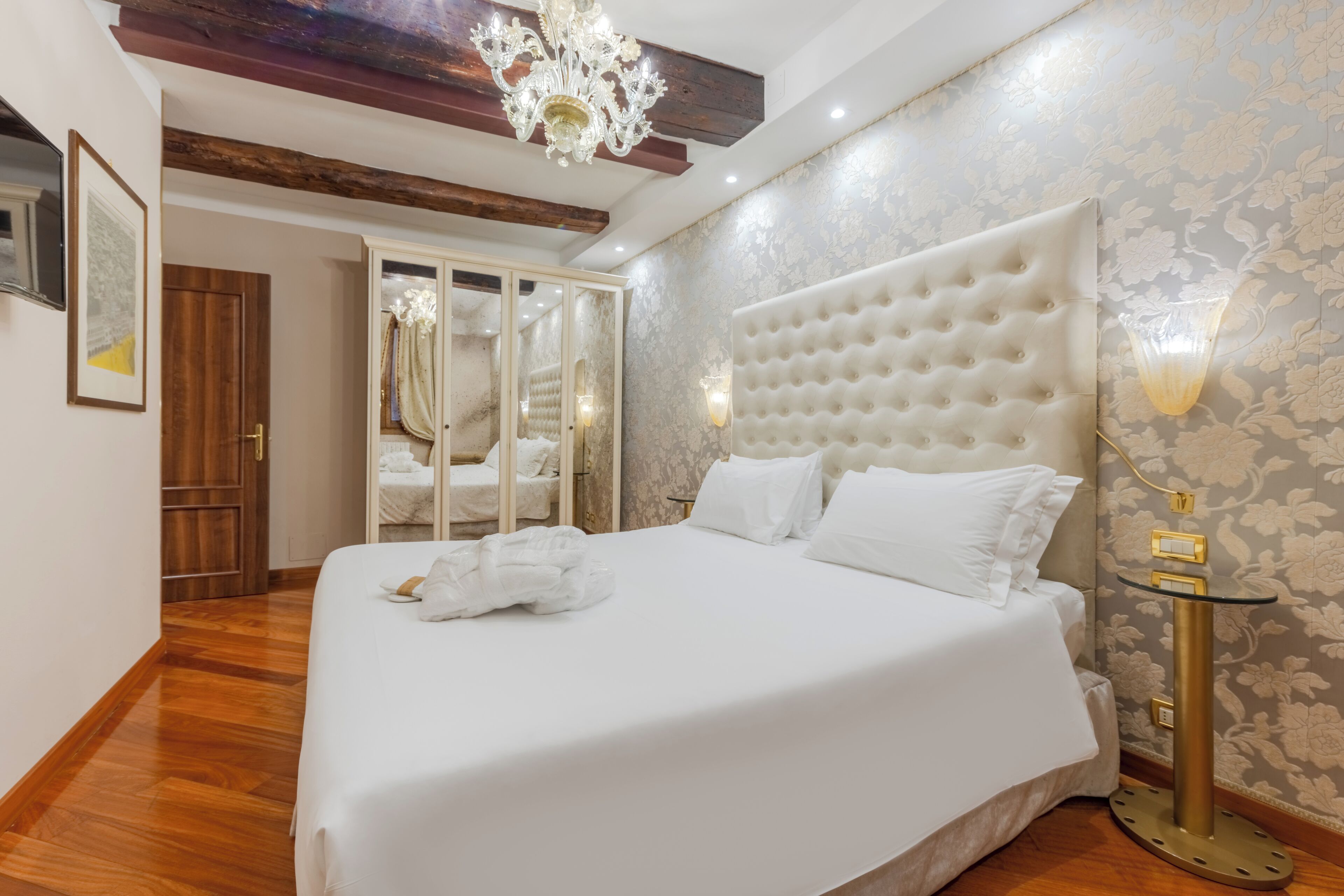 Executive Apartment | Egyptian cotton sheets, premium bedding, down comforters