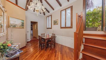 Panoramic-Apartment | Wohnbereich | 40-Zoll-Flachbildfernseher mit Satellitenempfang