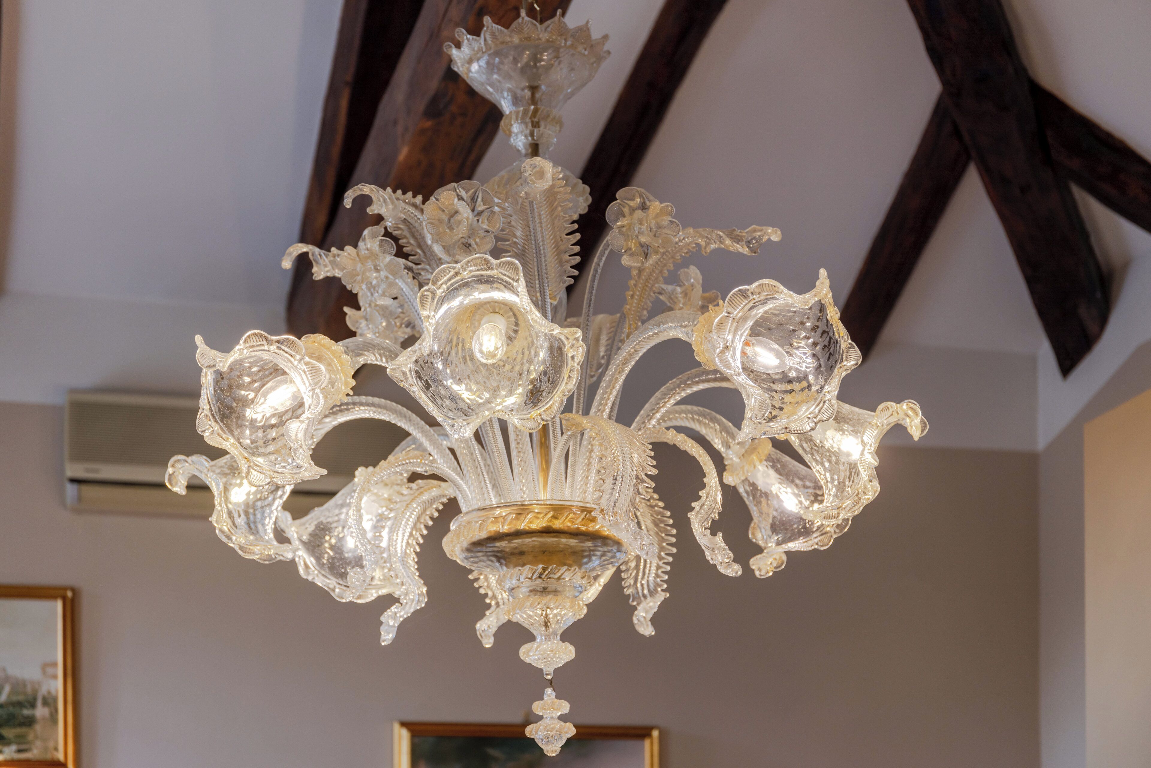Un lustre aux motifs complexes et doté de nombreuses sources de lumière.