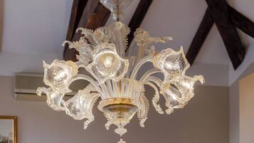 Un lustre aux motifs complexes et doté de nombreuses sources de lumière.