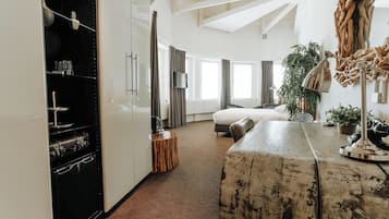Habitación doble Royal | Edredón, caja de seguridad en la habitación y escritorio