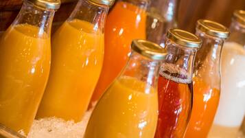 Petit déjeuner continental servi en semaine (15.00 EUR par personne)