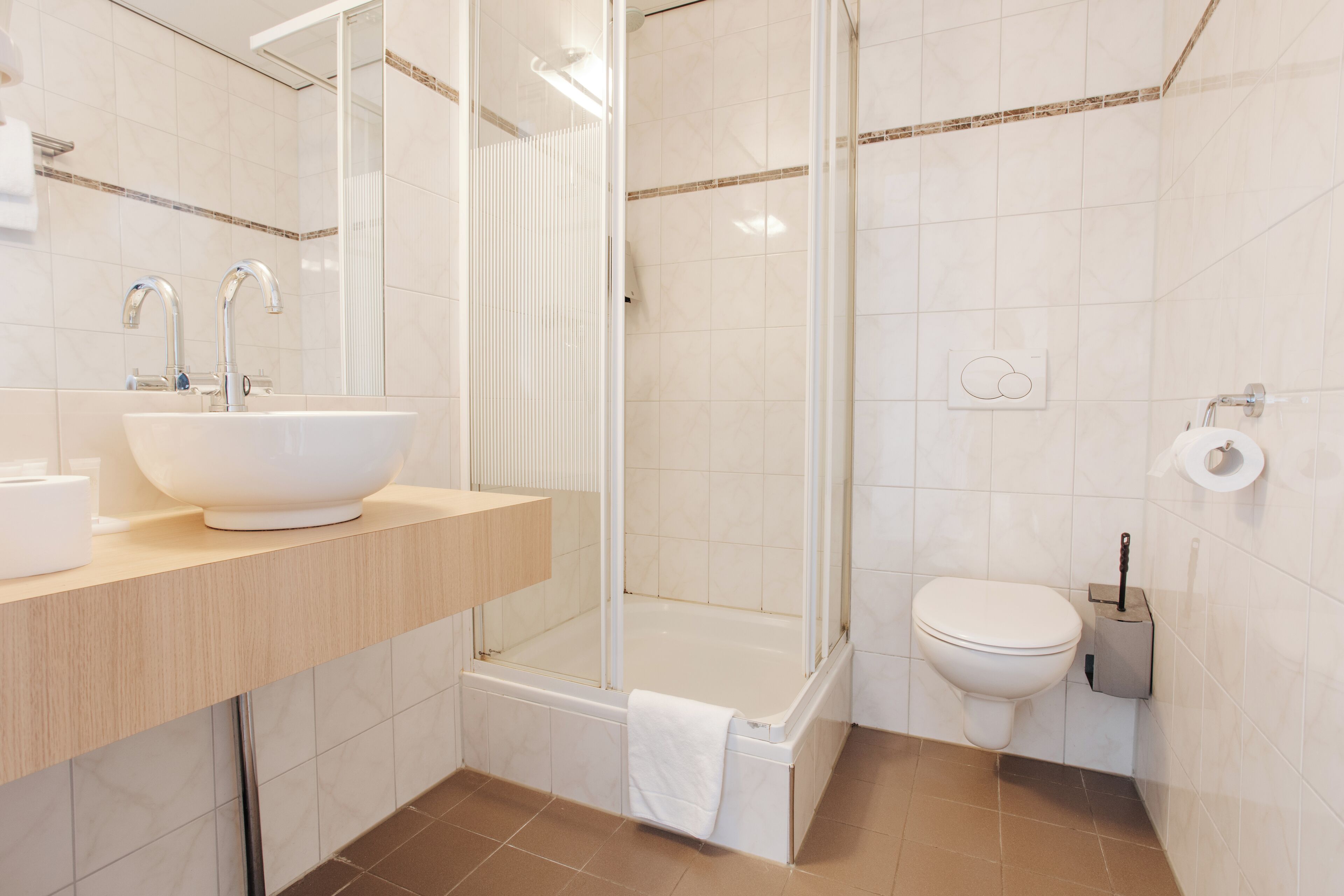 single room | bathroom | free toiletries, hair dryer, towels