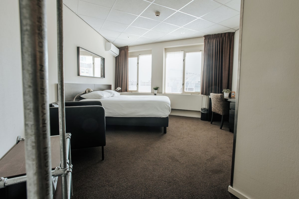 ダブルルーム | 羽毛の掛け布団、セーフティボックス (室内)、デスク、アイロン / アイロン台