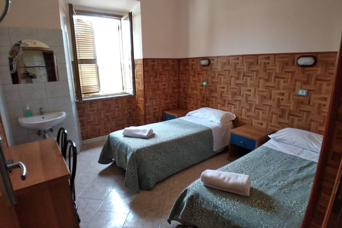 Chambre de base avec lits jumeaux, salle de bains commune | Couette en duvet, lit avec matelas en mousse à mémoire, coffre-fort