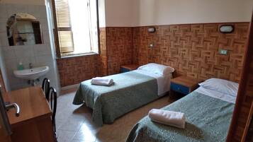 ألحفة محشوة بالريش وأسرّة بإسفنج يتكيف مع شكل الجسم وخزنة داخل الغرفة