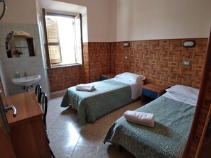 Habitación básica con 2 camas individuales, baño compartido | Edredón, camas con efecto memoria y caja de seguridad en la habitación