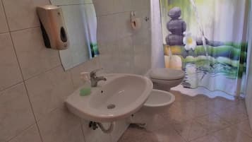 Regendusche, Haartrockner, Handtücher, Seife