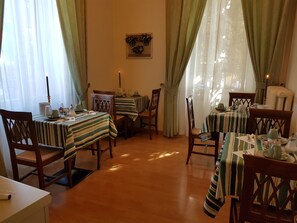 Daily continental breakfast (EUR 3 per person) - Villa Alle Rampe (Florence)