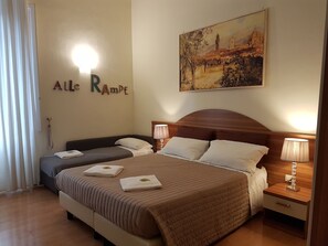 Habitación triple | Escritorio, wifi gratis y ropa de cama 