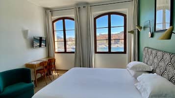 Luxe beddengoed, een minibar, een kluis op de kamer, een bureau