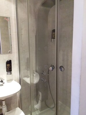 Triple Room | Bathroom | Hair dryer, towels - Hotel Baan (Rotterdam)