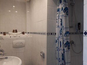 Familiekamer | Badkamer | Een haardroger, handdoeken