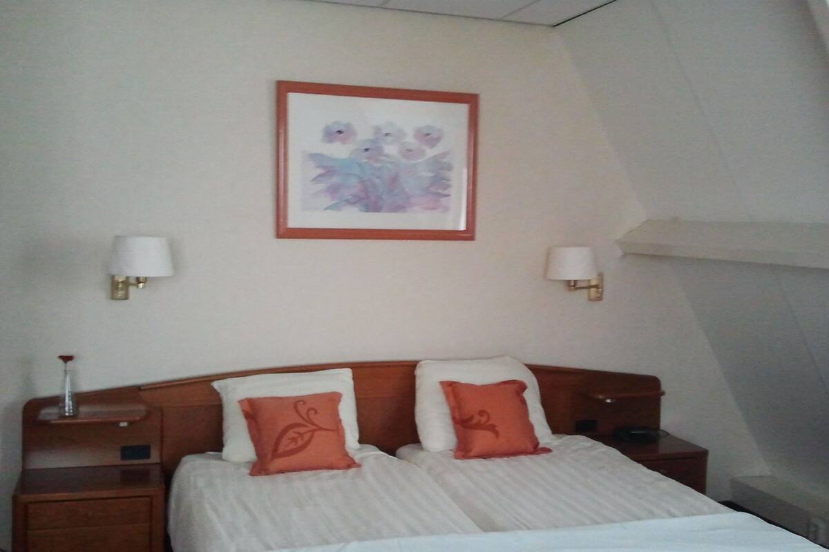 Comfort-Zweibettzimmer, 2 Einzelbetten | Bügeleisen/Bügelbrett, Zustellbetten, kostenloses WLAN