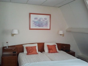 Comfort Twin Room, 2 Single Beds | Iron/ironing board, rollaway beds, free WiFi