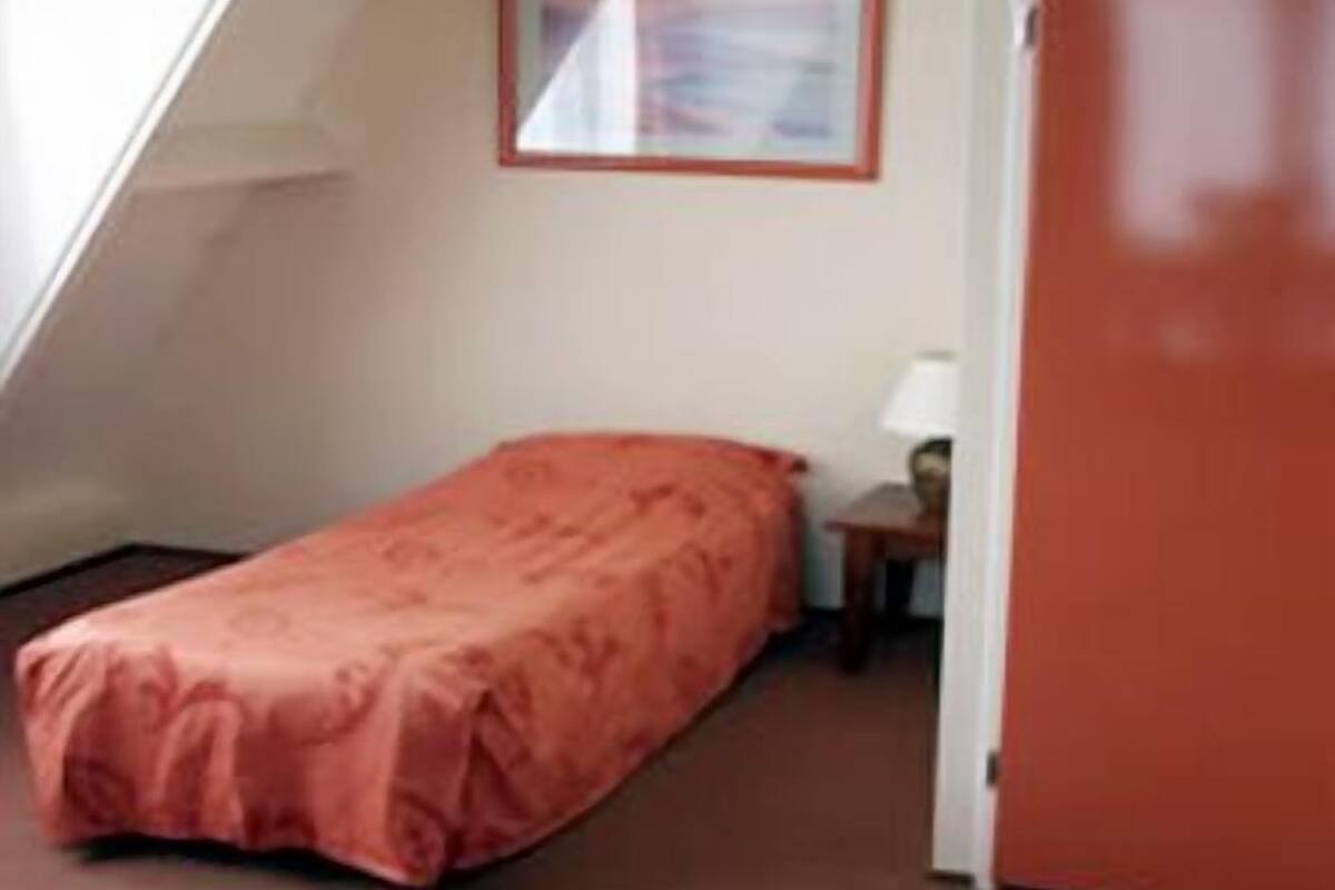 Iron/ironing board, rollaway beds, free WiFi