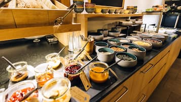 Ein Buffet mit verschiedenen Speisen und Beilagen.