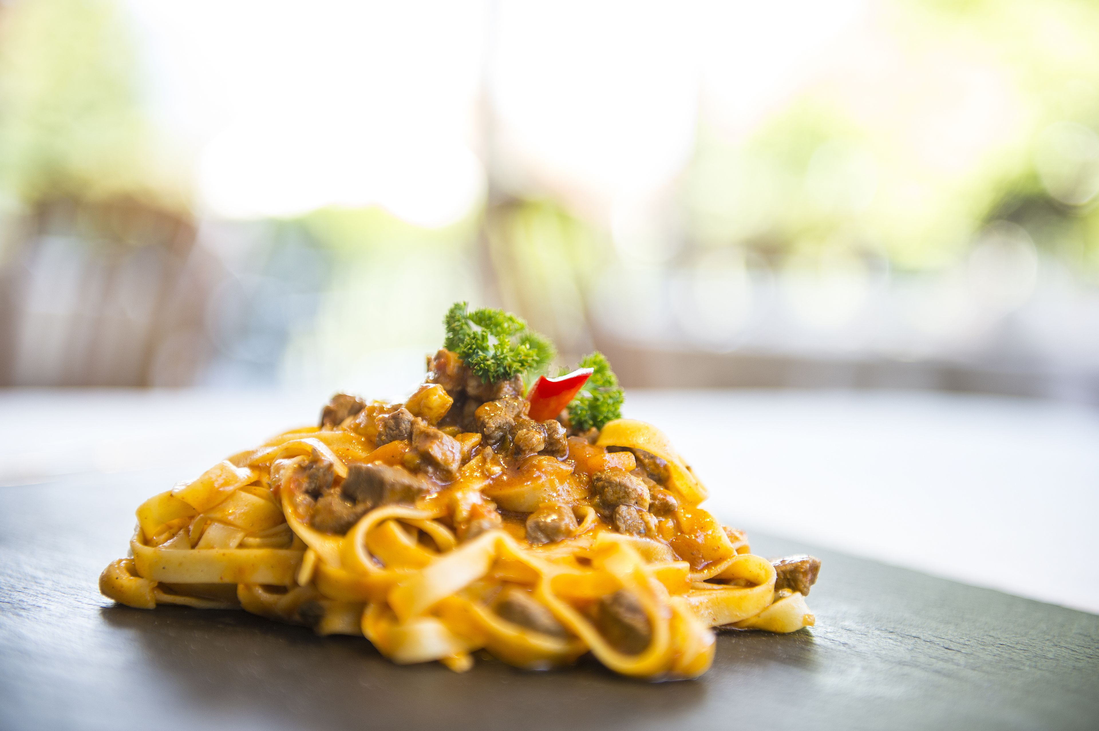 Eine Portion Pasta mit Fleisch und Gemüse.