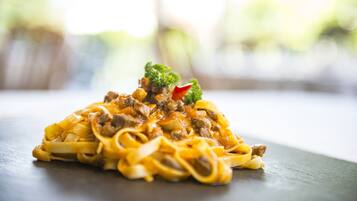 Eine Portion Pasta mit Fleisch und Gemüse.