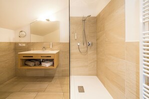 Shower, hair dryer, slippers, towels - Steiner (Laives)