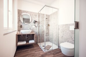 Economy Double Room | Bathroom | Shower, hair dryer, slippers, towels - Steiner (Laives)