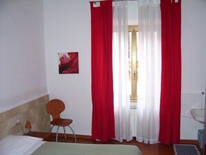 Double Room, Private Bathroom | Select Comfort beds, desk, iron/ironing board, rollaway beds - Ares Rooms (Rome)