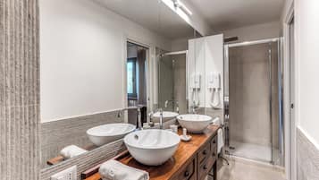 Suite Keluarga | Kamar mandi | Shower, pancuran hujan, dan perlengkapan mandi desainer