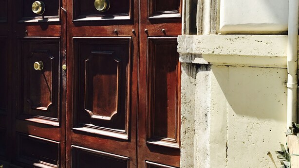 A wooden door with a sign reading "SAN DANIELE BUNDI HOUSE". - San Daniele Bundi House (Rome)