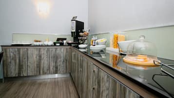 Se ofrece un desayuno completo (9 GBP por persona)