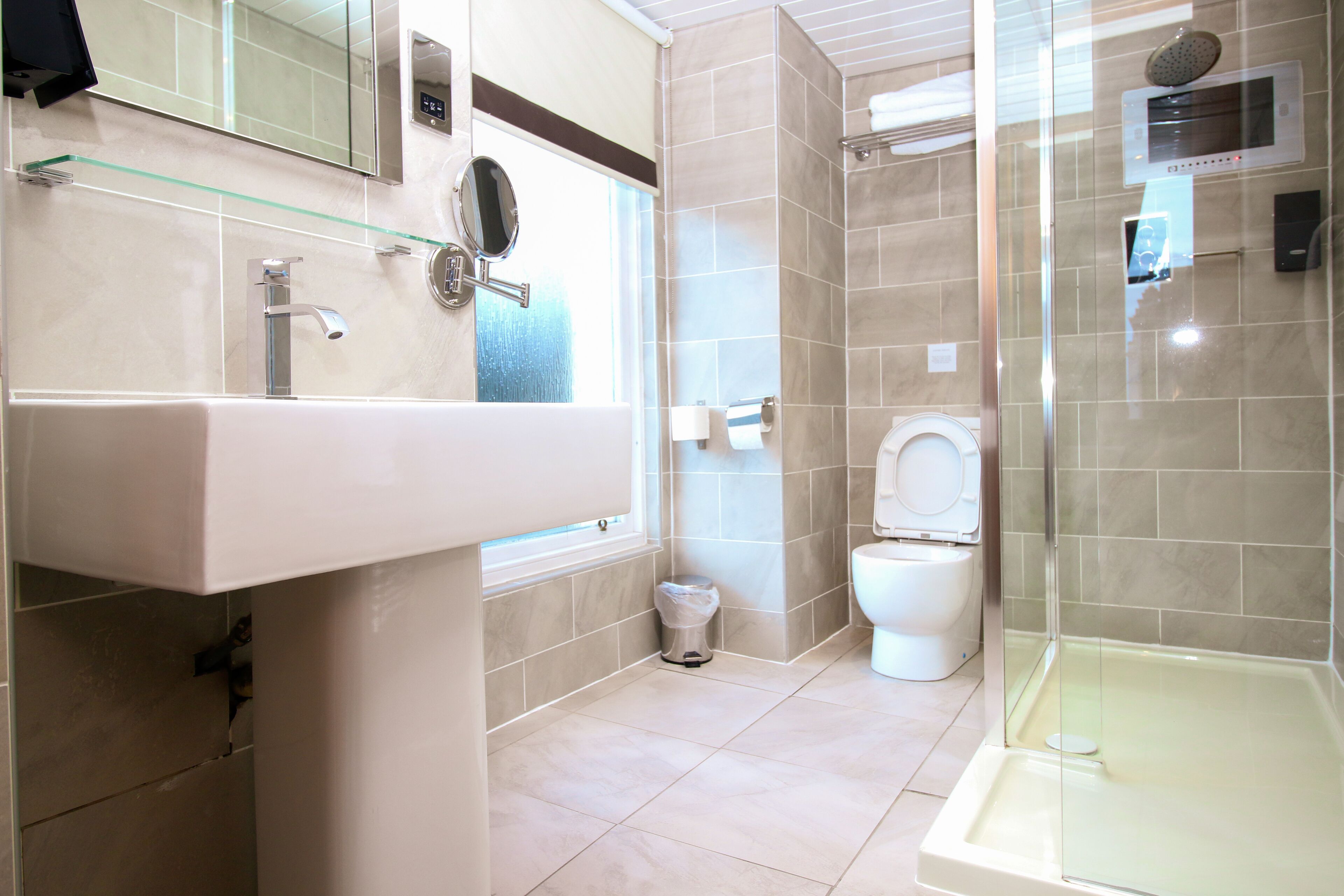 Dusche, kostenlose Toilettenartikel, Haartrockner, Handtücher