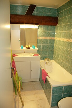 Combined shower/tub, free toiletries, hair dryer, towels