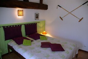 1 habitación, decoración personalizada y cortinas blackout