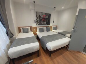 Family Quadruple Room | Iron/ironing board, free WiFi, bed sheets - Falcon Hotel (London)