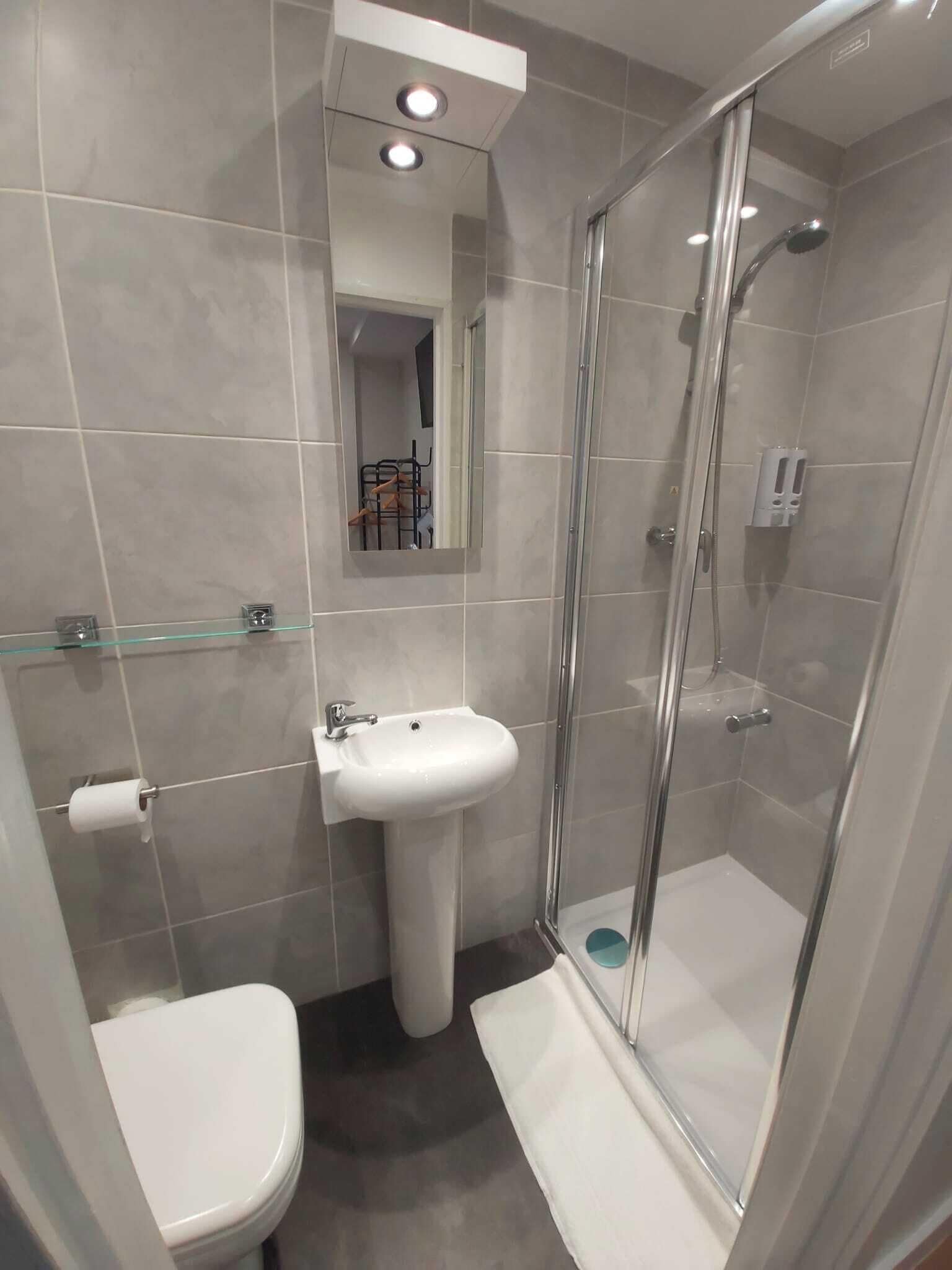Family Quadruple Room | Bathroom | Shower, hair dryer, towels