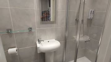 Family Quadruple Room | Bathroom | Shower, hair dryer, towels