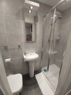 Family Quadruple Room | Bathroom | Shower, hair dryer, towels - Falcon Hotel (London)